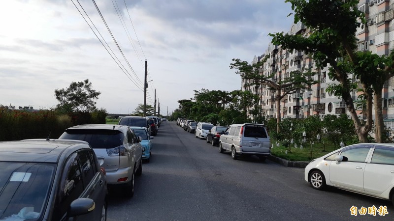 台東市太平溪右岸「一路通」工程，第一段將打通東海國宅後方。現狀是國宅的免費停車空間。（記者黃明堂攝）